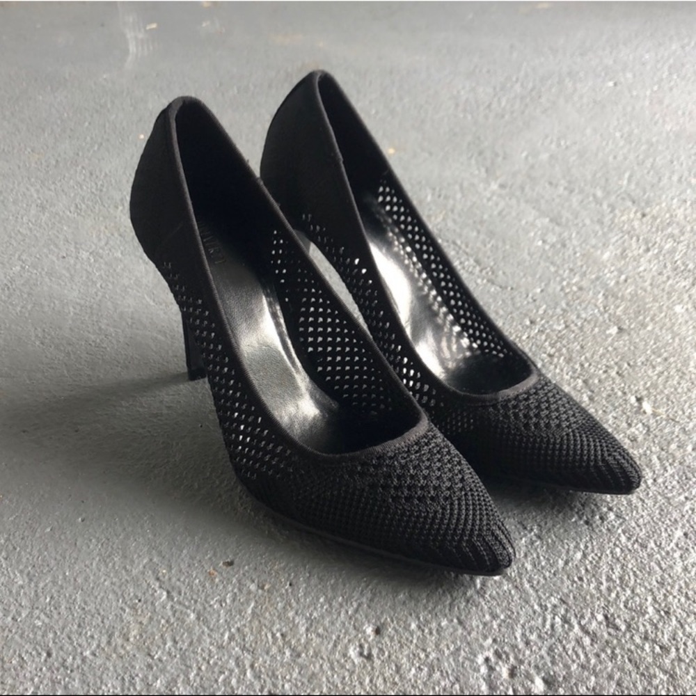 Black pumps